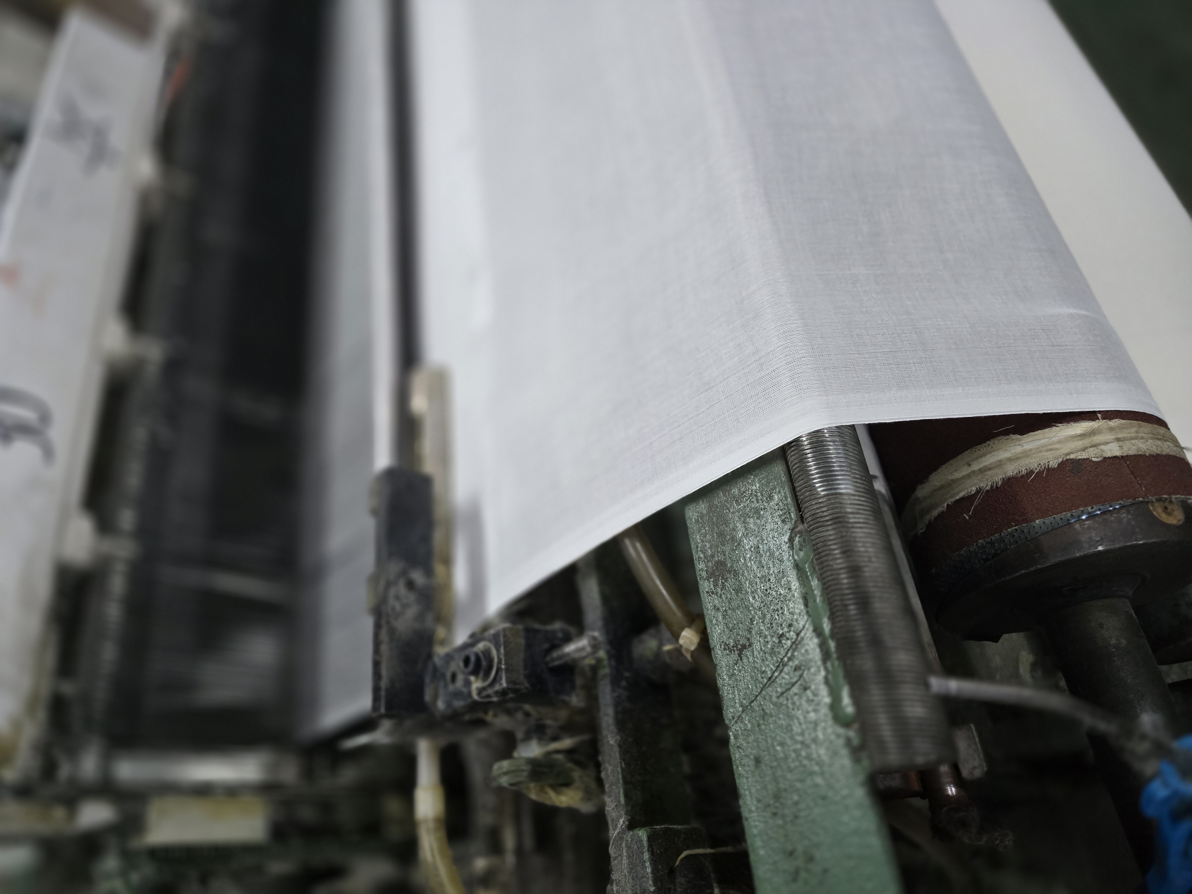 MG768 woven fabric edge detail during operation